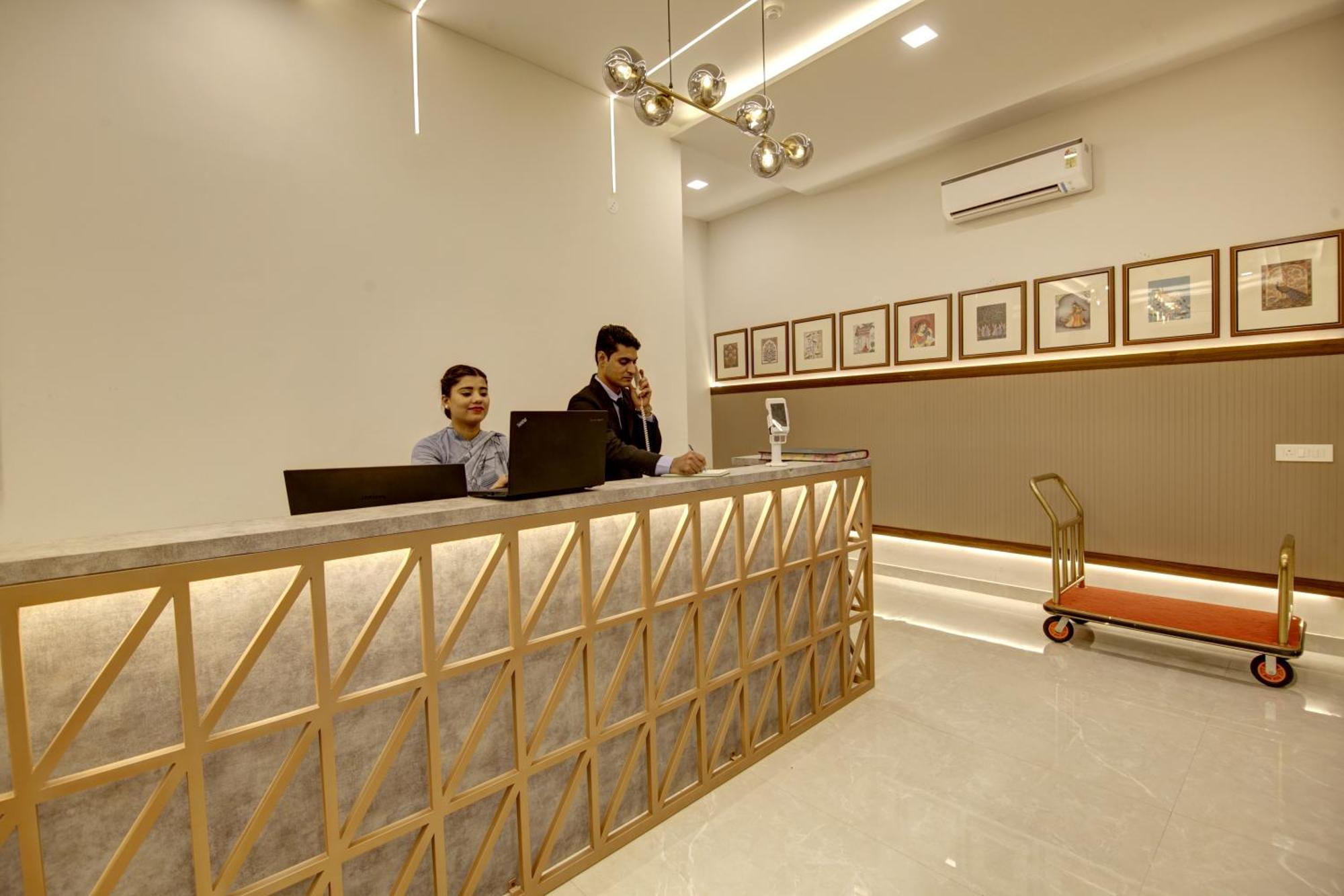 Saltstayz Premier - Golf Course Extension Road Gurgaon Esterno foto
